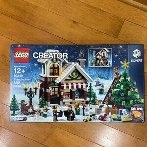 NEW LEGO Creator Holiday Toy Shop with Green and White Accents